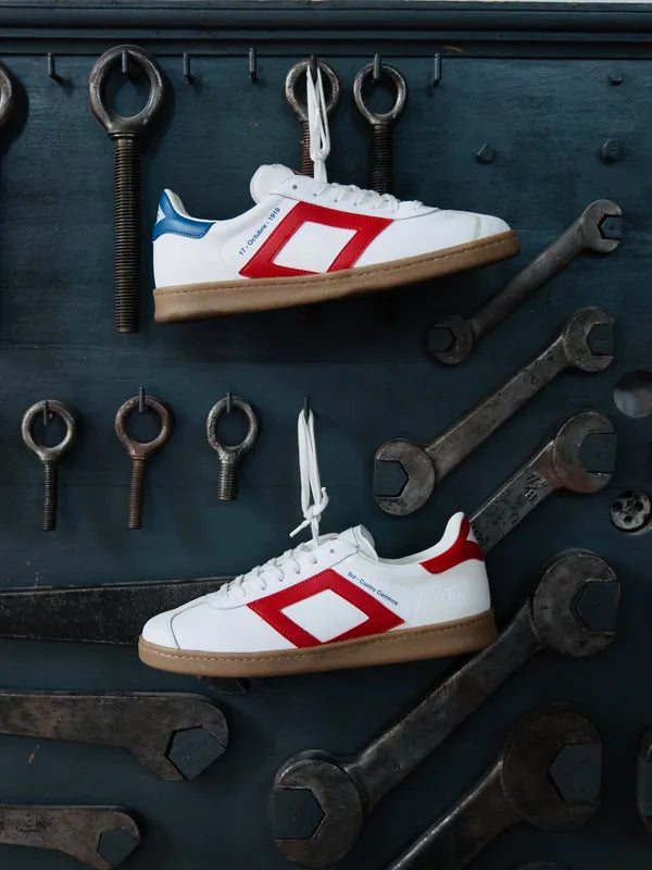 Zapatillas blancas con el rombo rojo del Metro de Madrid, por su 105 aniversario
