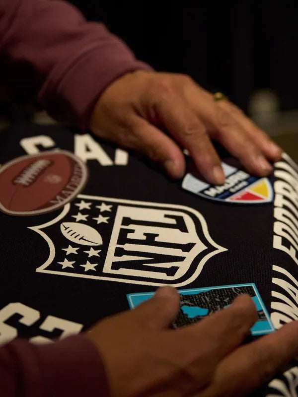 Chaqueta negra con parches de la NFL para el partido de Madrid