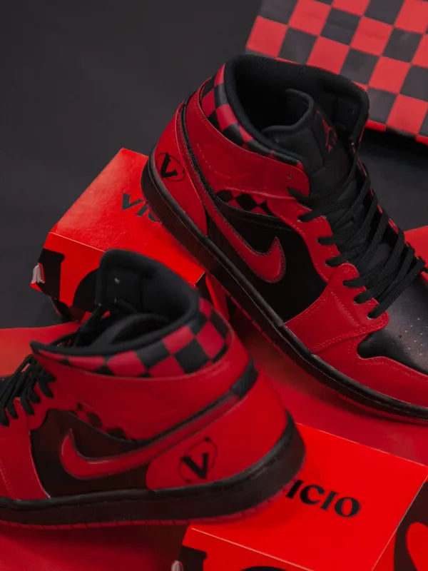 Air Jordan 1 rojas y negras personalizadas para Random Vicio, con su caja