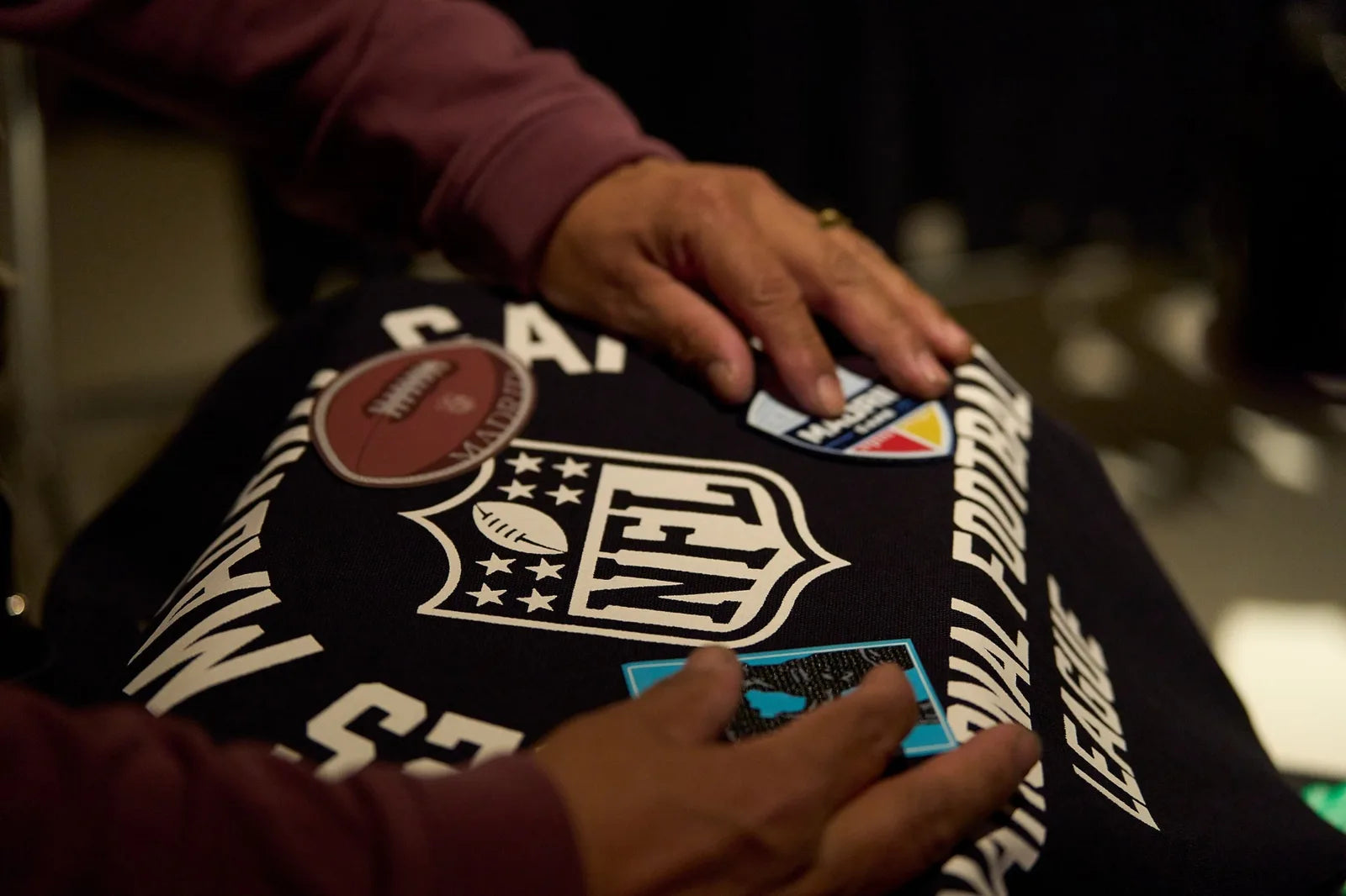 Personalización en vivo de una chaqueta con parches de la NFL