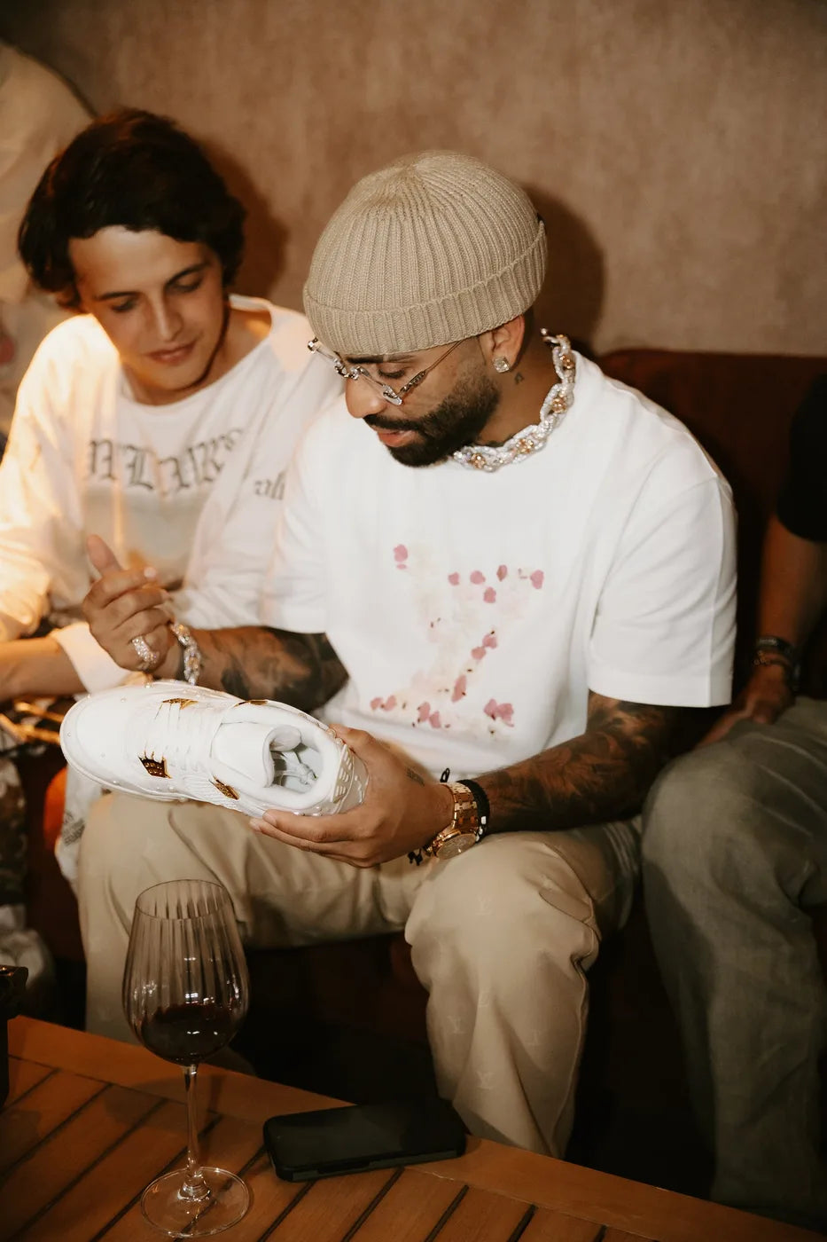 Arcángel con sus Jordan 4 personalizadas por Tito Customs