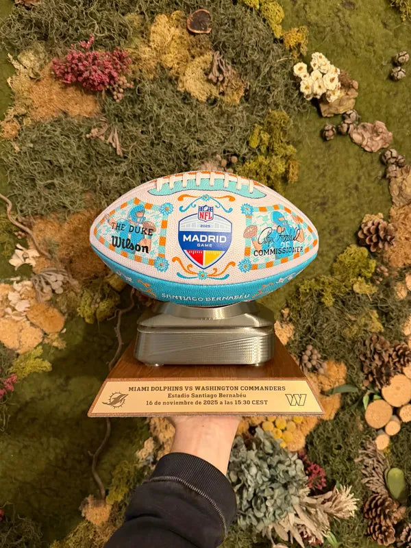 Balón oficial de la NFL pintado a mano para el partido de Madrid en el Bernabéu