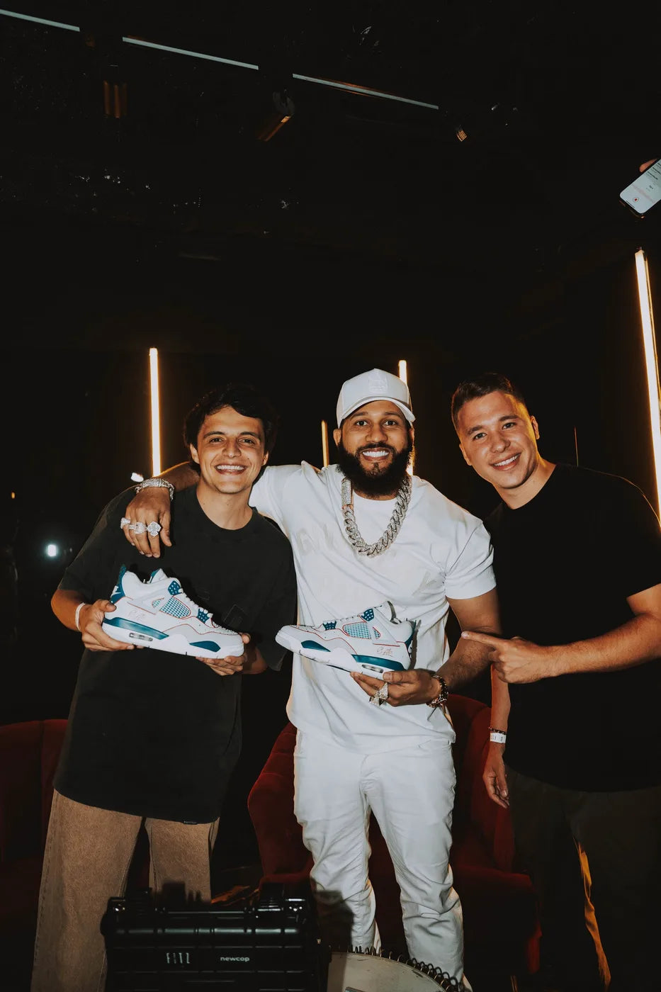 El Alfa con sus Jordan 4 personalizadas
