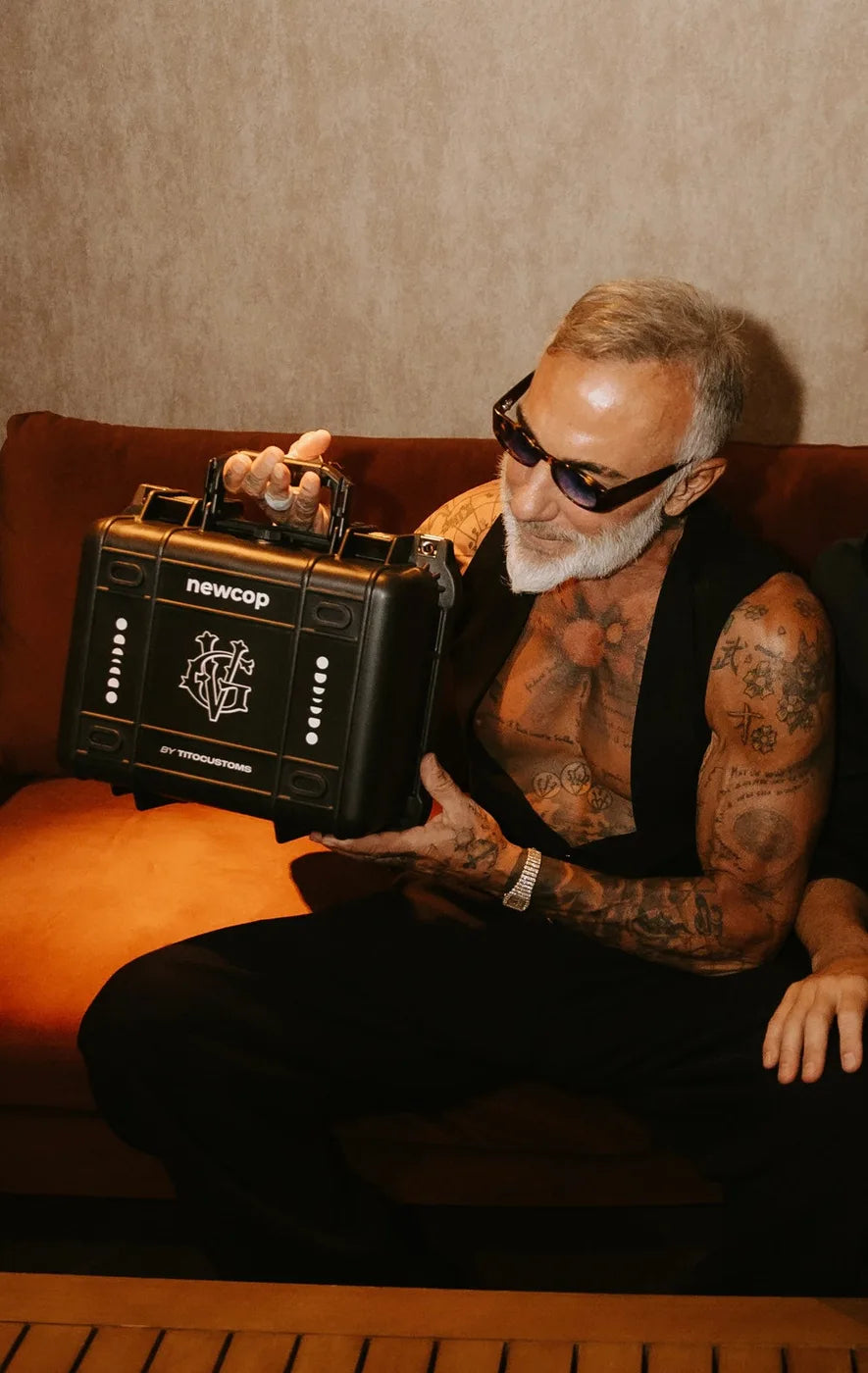 Gianluca Vacchi con la maleta de su par personalizado