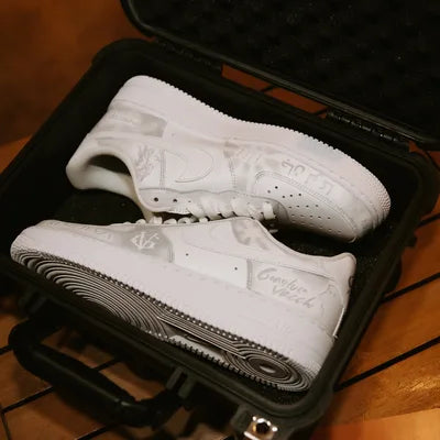 Air Force 1 blancas con el nombre de Gianluca Vacchi, dentro de su maleta