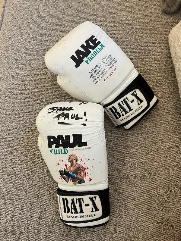 Guantes de boxeo blancos pintados a mano y firmados por Jake Paul