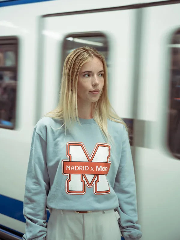 Sudadera azul «Madrid x Metro» en un andén del Metro de Madrid