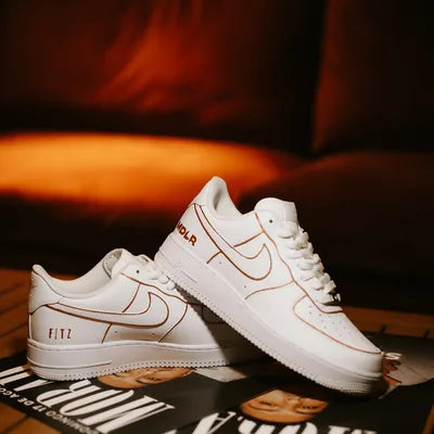 Air Force 1 blancas con líneas cobrizas y «MDLR», hechas para Morad