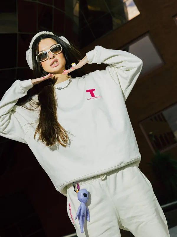 Chica con un chándal claro de Tito Customs, del Drop Neutrals