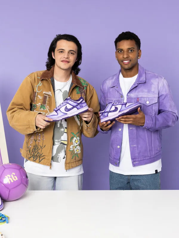 Zapatillas moradas pintadas a mano del drop solidario de Rodrygo Goes con Juegaterapia