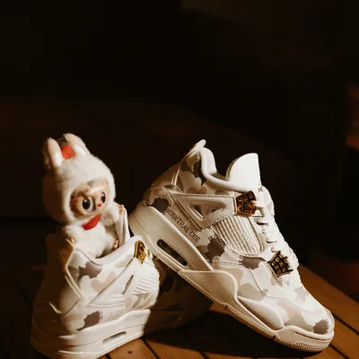 Jordan 4 blancas con manchas beige y detalles dorados, hechas para Central Cee