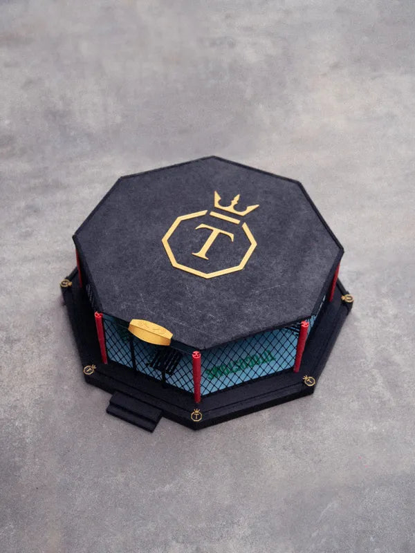 Caja octogonal con el logo de Ilia Topuria, packaging 1 de 1 para su combate